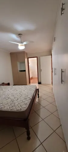 Cama de casal Queen em madeira macica