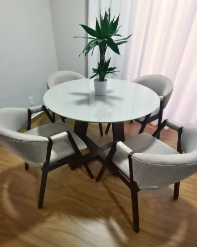 Mesa Redonda Off White + 4 Poltronas | Madeira Maciça Canela | Excelente Estado