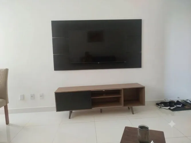 Título: Rack Retrô com Pés Palito e Painel Suspenso Preto - Excelente Estado