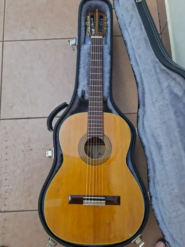 Violão Japonês feito em Hamamatsu-Japao antigo feito com madeiras centenárias mogno maçã.