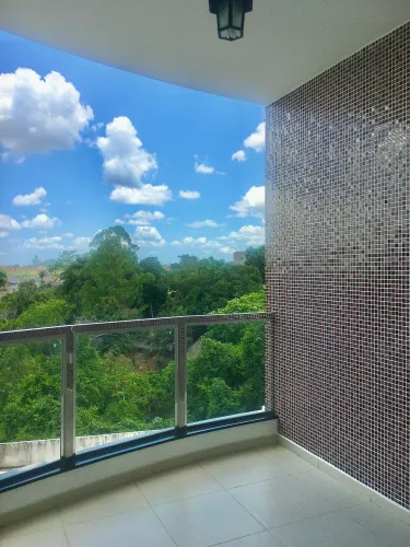 Apartamento de fino acabamento com varanda e garagem em Eunápolis