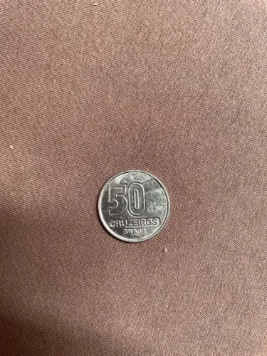 moeda de 50 cruzeiros e outra de 1 cruzado