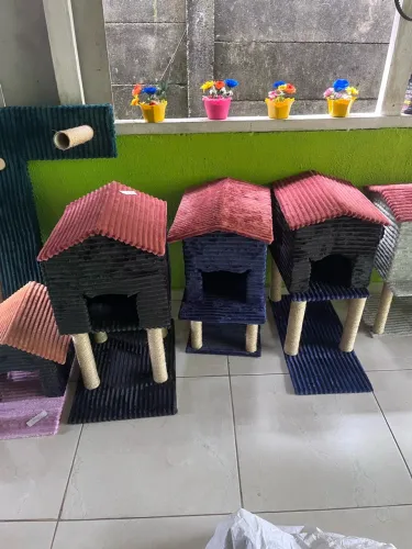Casinha para gatos com arranhador 