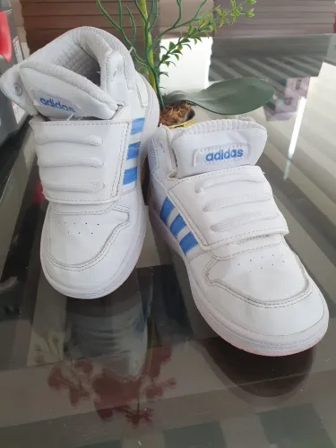 Adidas tênis cano alto branco e emblema azul claro