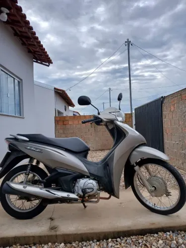 Honda biz 110i, super conservada.