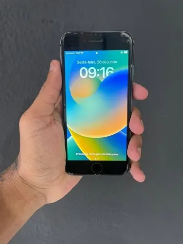 Vendo iPhone 8 64 GB só a traseira que está trincado o resto pegando tudo pode conferir