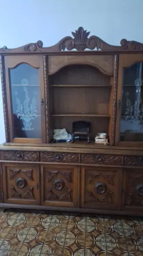 Arca grande para sala de jantar em madeira de lei
