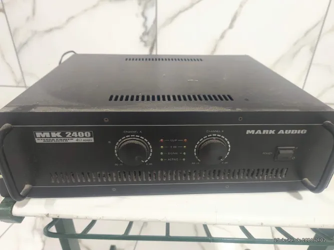 Amplificador de potência Mark Audio MK 2400 de 400 Watts RMS.