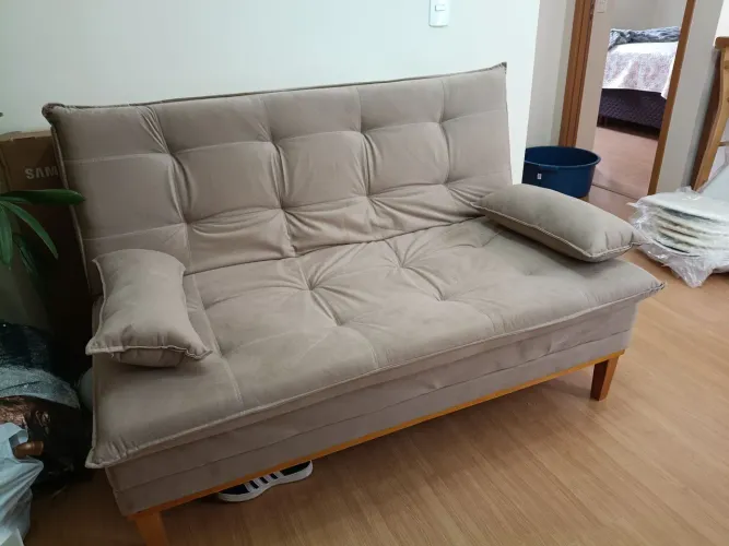 Sofa cama reclinável 140 Suede bege com almofadas e pés de madeira 