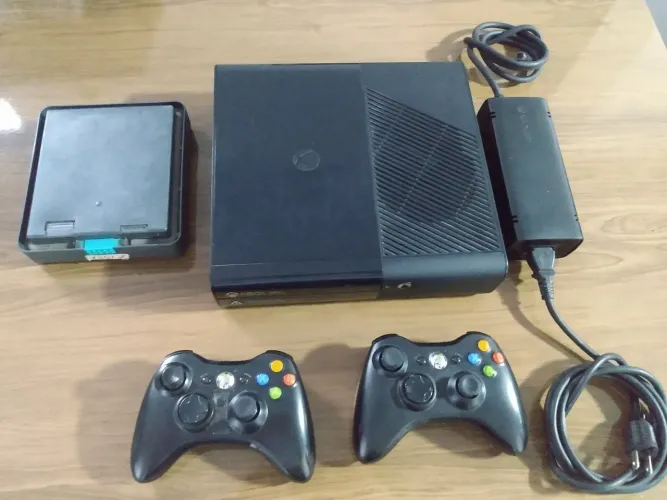 XBOX 360 Desbloqueado com 2 Controles e HD 500GB