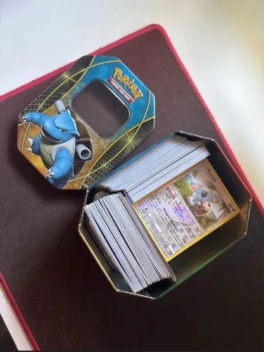 Lata do Blastoise com 350 cartas Pokémon TCG