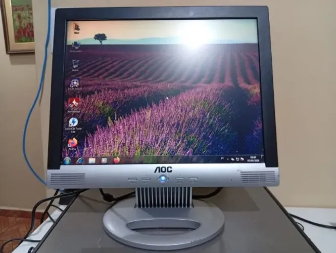 Monitor AOC 15 polegadas, com cabos.