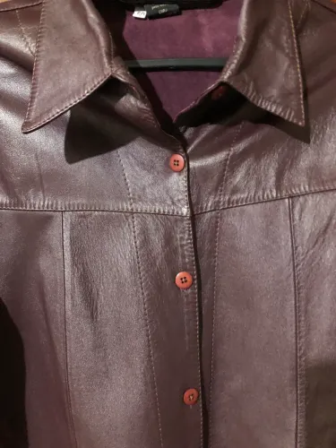 Camisa em couro legítimo,leve e macia.