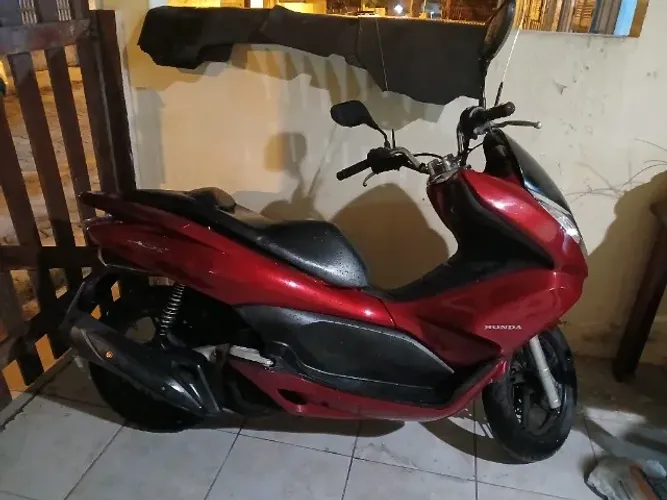 Vendo Honda pcx dlx 150 cilindradas 2014 10 mil automática em bom estado de conservação