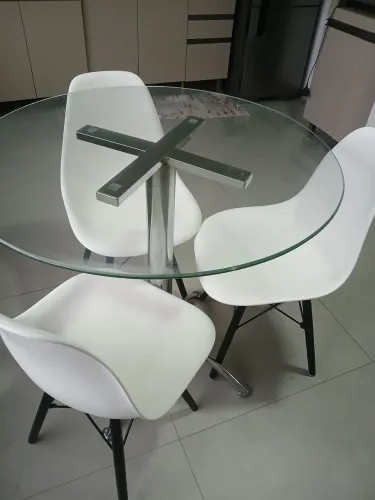 Vendo mesa com 3 cadeiras