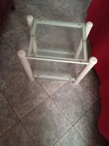Mesinha de canto  com vidro  ferro  na cor  branca 