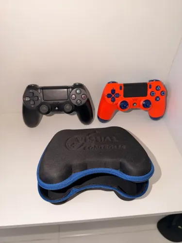 Dois controles de PS4 originais (1 com padles)