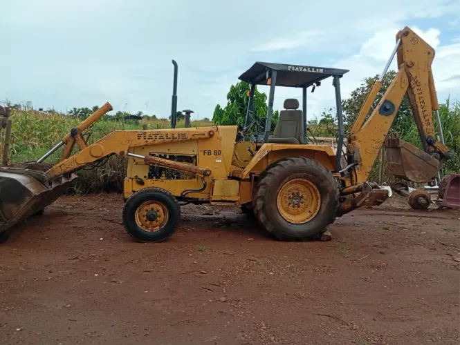 Retroescavadeira Máquina fb80 aceita troca 