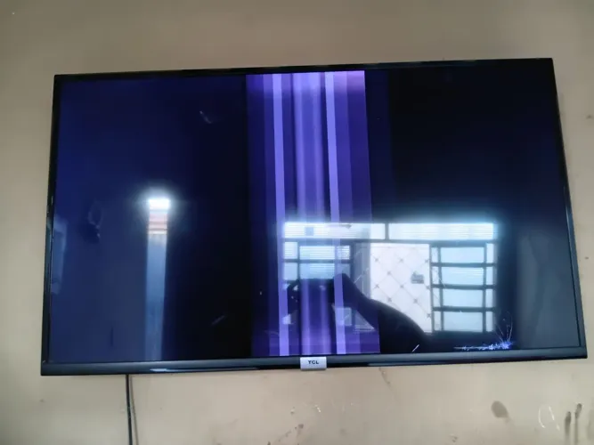Vendo essa tv tcl quebrado