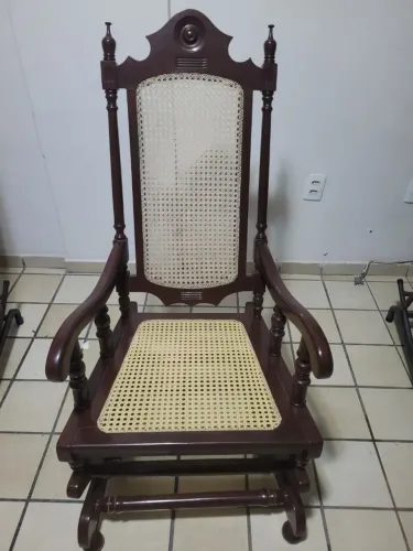 Cadeira de Balanço em Madeira