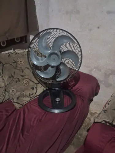 Vendo este ventilador grande Turbo de mesa sou de Porto Velho