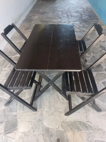 Mesa de Massaranduba com 4 cadeiras em perfeito estado de conservação .