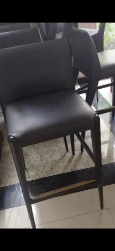 Cadeira para bar ou cafeteria estofada em couro legítimo e madeira 4 unidades