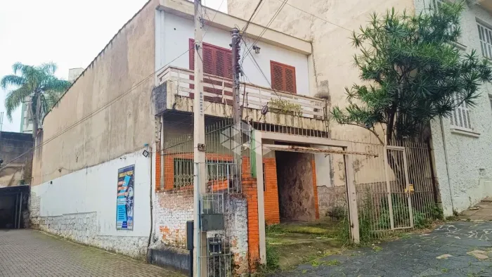 Casa antiga na rua Carlos Trein Filho no bairro Auxiliadora em Porto Alegre para reformar