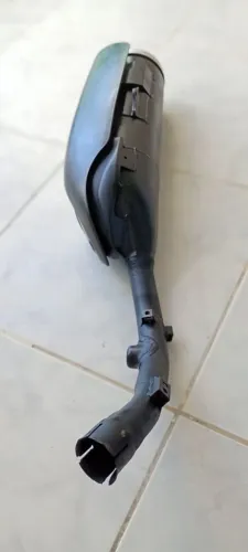 Vendo escape xre 300 em ótimo estado original 