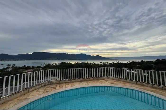 "Casa de Luxo com Vista para o Mar em Ilhabela"
