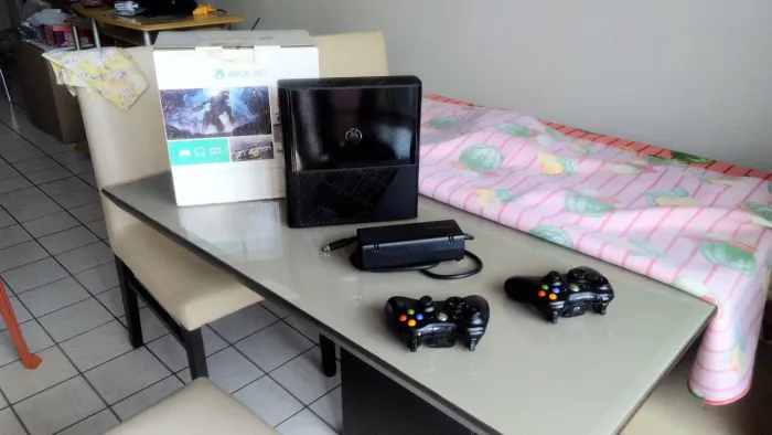 Console Microsoft Xbox 360 Slim 1 TB, 2 controles e 64 jogos instalados.
