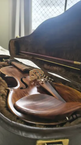 Violino Allegretto 4/4 de luthier - estado impecável + acessórios