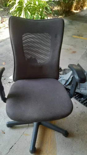 Vendo uma cadeira de escritorio
