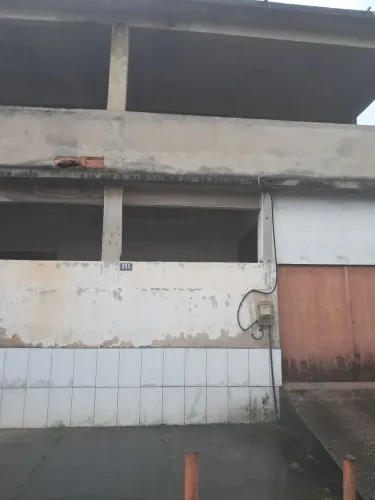 Casa de esquina com terraço de laje