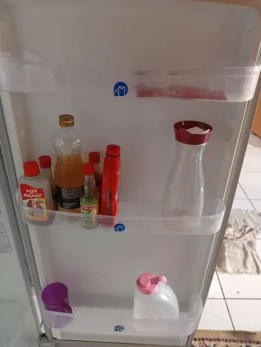 Vende-se geladeira Dako,resfriamento rápidos.Esta em ótimo estado.