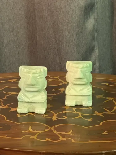 Dupla De Estatuetas Totem Esculpidas À Mão Em Pedra - Item De Viagem