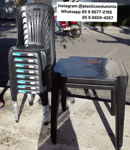 Conjunto de Mesa com Cadeiras de Plástico Conjunto Lara