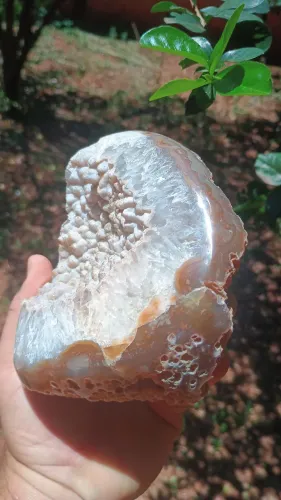 Ágata com Geodo de cristais com brilho fino açucarado.
