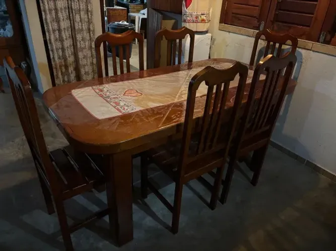 MESA DE JANTAR COM SEIS CADEIRAS