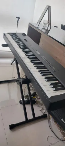 PIANO YAMAHA STAGE CP 33 MIDI + AMPLIFICADOR METEORO