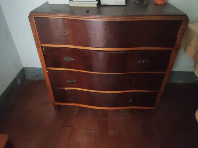 Cômoda antiga