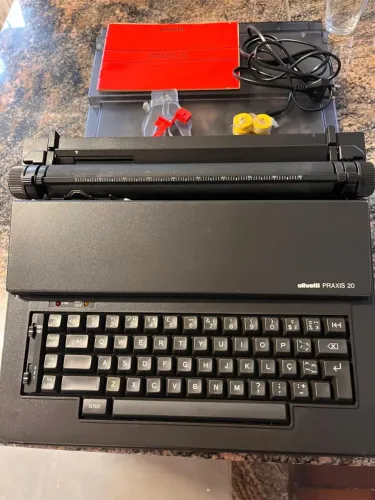 Máquina de escrever elétrica Olivetti Praxis 20