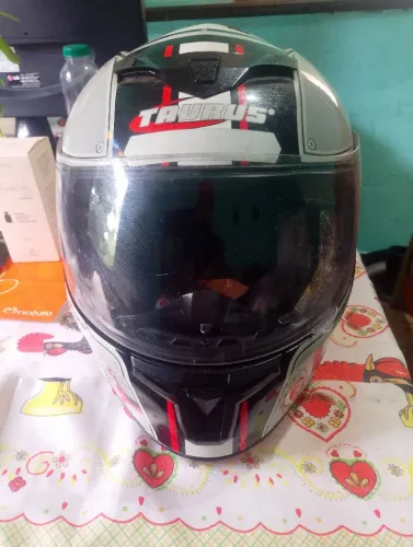 Capacete com viseira em perfeito estado.