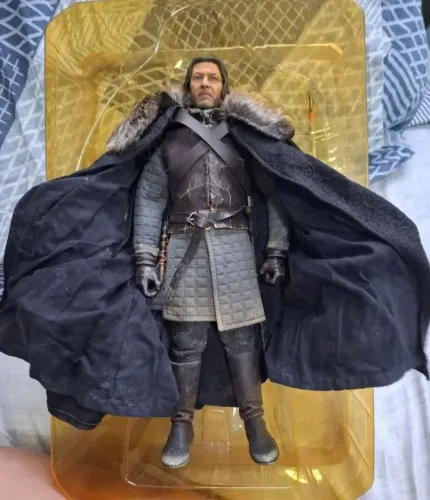 Ned (Eddard) Stark 1/6 (30 centímetros) - Threezero 