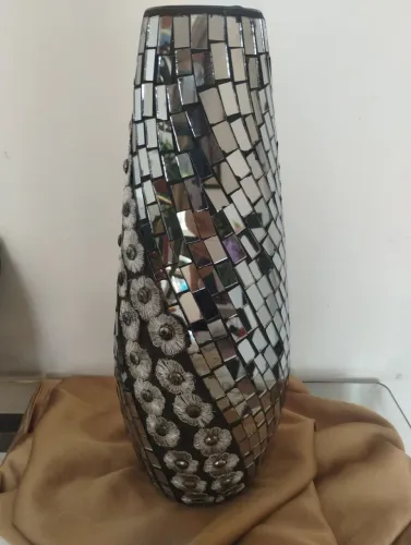 Elegante Vaso decorativo cônico com um design em mosaico espelhado prateado.