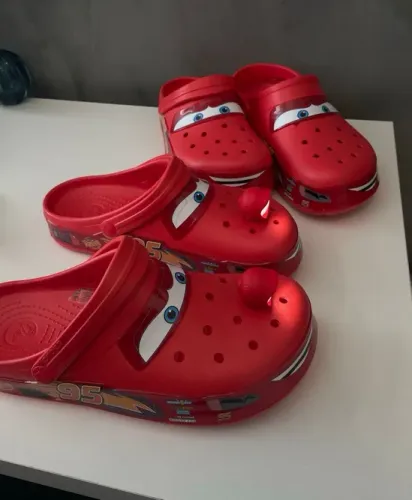 sandalia vermelha crocs 36