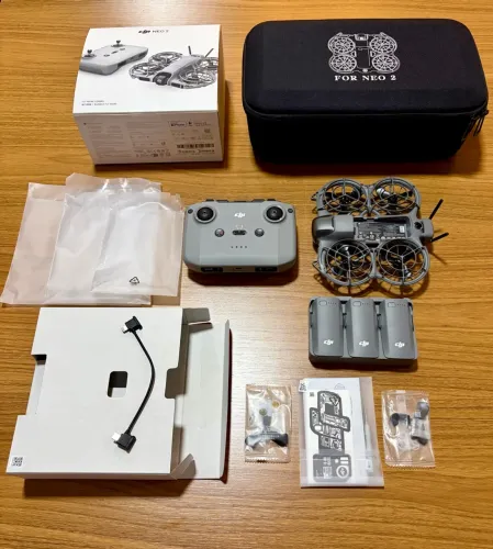 Drone DJI Neo 2 Fly More Combo com dois meses de uso e mochila incluída. 