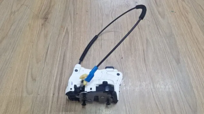 Fechadura Dianteira Esquerda Tracker 2022