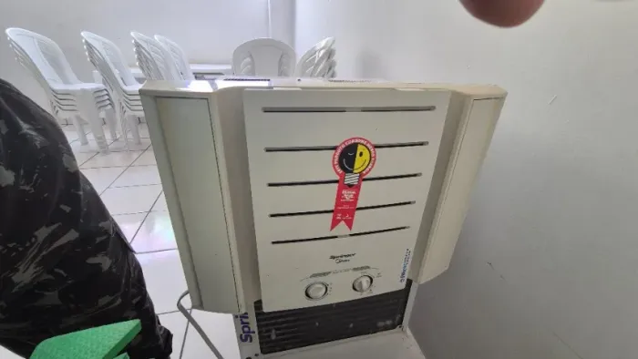 Vendo 3 aparelhos de ar-condicionado de janela. 220w