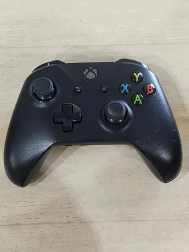 Controle de xbox one seminovo por 300 no pix